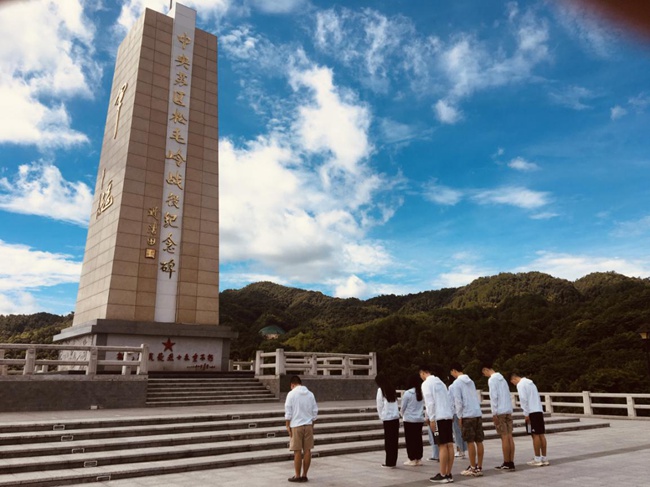 實踐隊向松毛嶺戰(zhàn)役中犧牲的烈士鞠躬默哀。福建船政交通職業(yè)學院供圖